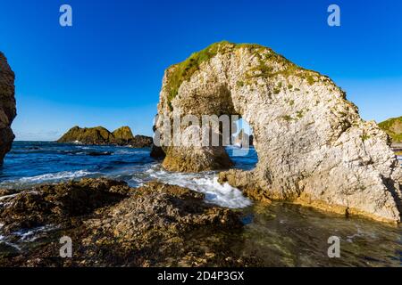 La Grande Arche à Ballintoy, Côte Nord, Irlande du Nord Banque D'Images