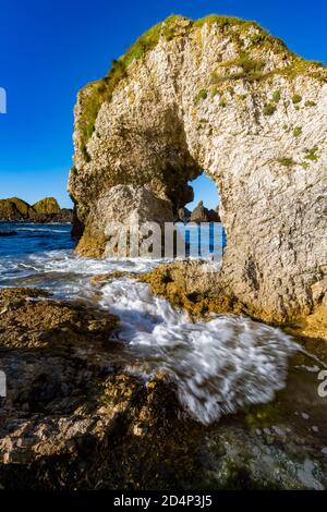 La Grande Arche à Ballintoy, Côte Nord, Irlande du Nord Banque D'Images