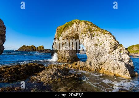 La Grande Arche à Ballintoy, Côte Nord, Irlande du Nord Banque D'Images