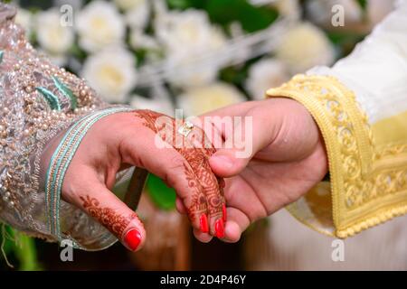 Photo d'homme et de femme avec anneau de mariage.mariage marocain.henné de mariage Banque D'Images