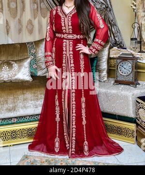 Le caftan marocain est un costume traditionnel des femmes marocaines. Il est considéré comme l'un des plus anciens vêtements traditionnels du monde. Banque D'Images