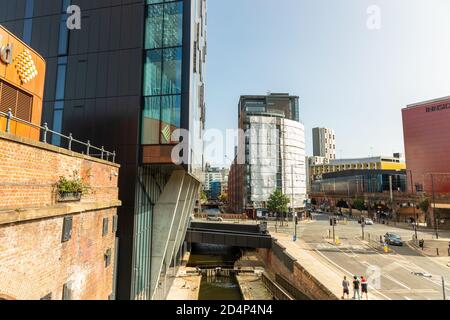 Vue sur la rue avec le canal aux écluses de Deansgate dans le centre-ville de Manchester. Banque D'Images