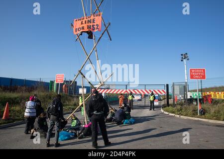 West Hyde, Royaume-Uni. 9 septembre 2020. Les activistes anti-HS2 utilisent un trépied pour bloquer l'une des entrées du site du portail sud du tunnel Chiltern pour la liaison ferroviaire à grande vitesse HS2 pendant toute la journée. L'action de protestation, sur le site d'où HS2 Ltd a l'intention de forer un tunnel de 10 miles à travers les Chilterns, a été destinée à rappeler au Premier ministre Boris Johnson qu'il s'est engagé à éliminer la déforestation des chaînes d'approvisionnement et à fournir une protection légale à 30% des terres britanniques pour la biodiversité d'ici 2030. Crédit : Mark Kerrison/Alamy Live News Banque D'Images