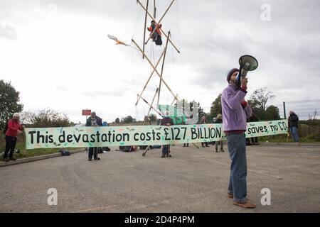 West Hyde, Royaume-Uni. 9 septembre 2020. Les activistes anti-HS2 utilisent un trépied pour bloquer l'une des entrées du site du portail sud du tunnel Chiltern pour la liaison ferroviaire à grande vitesse HS2 pendant toute la journée. L'action de protestation, sur le site d'où HS2 Ltd a l'intention de forer un tunnel de 10 miles à travers les Chilterns, a été destinée à rappeler au Premier ministre Boris Johnson qu'il s'est engagé à éliminer la déforestation des chaînes d'approvisionnement et à fournir une protection légale à 30% des terres britanniques pour la biodiversité d'ici 2030. Crédit : Mark Kerrison/Alamy Live News Banque D'Images