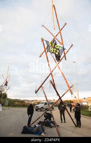 West Hyde, Royaume-Uni. 9 septembre 2020. Les activistes anti-HS2 utilisent des trépieds pour bloquer l'une des entrées bloquées sur le site du portail sud du tunnel Chiltern pour la liaison ferroviaire à grande vitesse HS2. L'action de protestation, sur le site d'où HS2 Ltd a l'intention de forer un tunnel de 10 miles à travers les Chilterns, a été destinée à rappeler au Premier ministre Boris Johnson qu'il s'est engagé à éliminer la déforestation des chaînes d'approvisionnement et à fournir une protection légale à 30% des terres britanniques pour la biodiversité d'ici 2030. Crédit : Mark Kerrison/Alamy Live News Banque D'Images