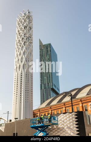 L'imposante structure de la cheminée de l'installation biomimétique de 40 m de hauteur de Tonkin Liu dans le centre-ville de Manchester. Banque D'Images