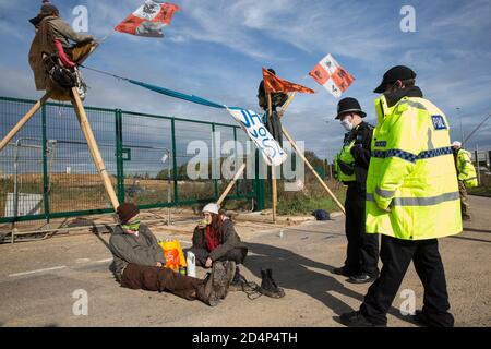 West Hyde, Royaume-Uni. 9 septembre 2020. Les activistes anti-HS2 utilisent des trépieds pour bloquer l'une des entrées du portail sud du tunnel Chiltern pour la liaison ferroviaire à grande vitesse HS2 pendant toute la journée. L'action de protestation, sur le site d'où HS2 Ltd a l'intention de forer un tunnel de 10 miles à travers les Chilterns, a été destinée à rappeler au Premier ministre Boris Johnson qu'il s'est engagé à éliminer la déforestation des chaînes d'approvisionnement et à fournir une protection légale à 30% des terres britanniques pour la biodiversité d'ici 2030. Crédit : Mark Kerrison/Alamy Live News Banque D'Images