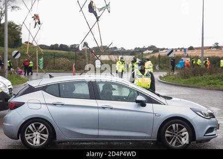 West Hyde, Royaume-Uni. 9 septembre 2020. Un agent de police de Hertfordshire déroute un activiste anti-HS2 arrêté après que l'article 14 de la loi de l'ordre public 1986 a été invoqué pour nettoyer une zone à l'extérieur d'une entrée du site Chiltern tunnel South Portal pour la liaison ferroviaire à grande vitesse HS2. Crédit : Mark Kerrison/Alamy Live News Banque D'Images