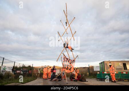 West Hyde, Royaume-Uni. 9 septembre 2020. Les activistes anti-HS2 utilisent un trépied pour bloquer l'une des entrées bloquées sur le site du portail sud du tunnel Chiltern pour la liaison ferroviaire à grande vitesse HS2. L'action de protestation, sur le site à partir duquel HS2 Ltd a l'intention de forer un tunnel de 10 miles à travers les Chilterns, A été conçu pour rappeler au Premier ministre Boris Johnson qu'il s'est engagé à éliminer la déforestation des chaînes d'approvisionnement et à fournir une protection juridique à 30% des terres britanniques pour la biodiversité d'ici 2030 lors du premier Sommet des Nations Unies sur la biodiversité le 30 septembre. Crédit : Mark Kerrison/Alamy Live News Banque D'Images