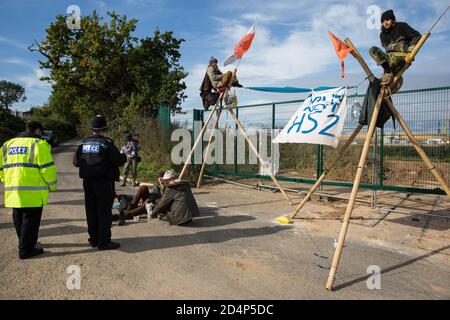 West Hyde, Royaume-Uni. 9 septembre 2020. Les activistes anti-HS2 utilisent des trépieds pour bloquer l'une des entrées du portail sud du tunnel Chiltern pour la liaison ferroviaire à grande vitesse HS2 pendant toute la journée. L'action de protestation, sur le site à partir duquel HS2 Ltd a l'intention de forer un tunnel de 10 miles à travers les Chilterns, A été conçu pour rappeler au Premier ministre Boris Johnson qu'il s'est engagé à éliminer la déforestation des chaînes d'approvisionnement et à fournir une protection juridique à 30% des terres britanniques pour la biodiversité d'ici 2030 lors du premier Sommet des Nations Unies sur la biodiversité le 30 septembre. Crédit : Mark Kerrison/Alamy Live News Banque D'Images