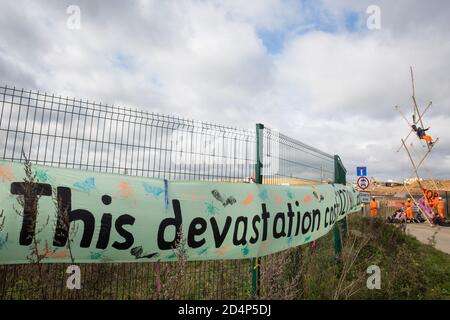 West Hyde, Royaume-Uni. 9 septembre 2020. Les activistes anti-HS2 utilisent un trépied pour bloquer l'une des entrées du site du portail sud du tunnel Chiltern pour la liaison ferroviaire à grande vitesse HS2 pendant toute la journée. L'action de protestation, sur le site à partir duquel HS2 Ltd a l'intention de forer un tunnel de 10 miles à travers les Chilterns, A été conçu pour rappeler au Premier ministre Boris Johnson qu'il s'est engagé à éliminer la déforestation des chaînes d'approvisionnement et à fournir une protection juridique à 30% des terres britanniques pour la biodiversité d'ici 2030 lors du premier Sommet des Nations Unies sur la biodiversité le 30 septembre. Crédit : Mark Kerrison/Alamy Live News Banque D'Images
