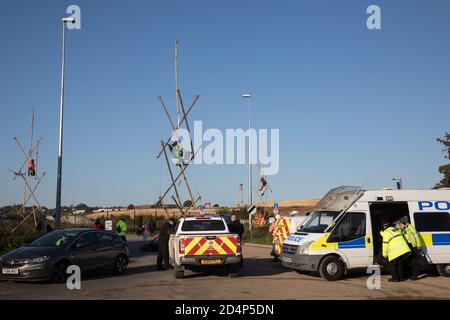 West Hyde, Royaume-Uni. 9 septembre 2020. Les activistes anti-HS2 utilisent un trépied pour bloquer l'une des entrées du site du portail sud du tunnel Chiltern pour la liaison ferroviaire à grande vitesse HS2 pendant toute la journée. L'action de protestation, sur le site à partir duquel HS2 Ltd a l'intention de forer un tunnel de 10 miles à travers les Chilterns, A été conçu pour rappeler au Premier ministre Boris Johnson qu'il s'est engagé à éliminer la déforestation des chaînes d'approvisionnement et à fournir une protection juridique à 30% des terres britanniques pour la biodiversité d'ici 2030 lors du premier Sommet des Nations Unies sur la biodiversité le 30 septembre. Crédit : Mark Kerrison/Alamy Live News Banque D'Images