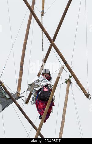 West Hyde, Royaume-Uni. 9 septembre 2020. Un activiste anti-HS2 utilise un trépied pour bloquer l'une des nombreuses entrées du site du portail sud du tunnel Chiltern pour la liaison ferroviaire à grande vitesse HS2 pendant toute la journée. L'action de protestation, sur le site à partir duquel HS2 Ltd a l'intention de forer un tunnel de 10 miles à travers les Chilterns, A été conçu pour rappeler au Premier ministre Boris Johnson qu'il s'est engagé à éliminer la déforestation des chaînes d'approvisionnement et à fournir une protection juridique à 30% des terres britanniques pour la biodiversité d'ici 2030 lors du premier Sommet des Nations Unies sur la biodiversité le 30 septembre. Crédit : Mark Kerrison/Alamy Live News Banque D'Images