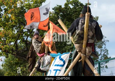 West Hyde, Royaume-Uni. 9 septembre 2020. Les activistes anti-HS2 utilisent des trépieds pour bloquer l'une des entrées du portail sud du tunnel Chiltern pour la liaison ferroviaire à grande vitesse HS2 pendant toute la journée. L'action de protestation, sur le site à partir duquel HS2 Ltd a l'intention de forer un tunnel de 10 miles à travers les Chilterns, A été conçu pour rappeler au Premier ministre Boris Johnson qu'il s'est engagé à éliminer la déforestation des chaînes d'approvisionnement et à fournir une protection juridique à 30% des terres britanniques pour la biodiversité d'ici 2030 lors du premier Sommet des Nations Unies sur la biodiversité le 30 septembre. Crédit : Mark Kerrison/Alamy Live News Banque D'Images
