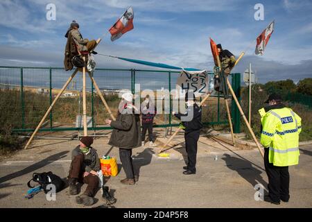 West Hyde, Royaume-Uni. 9 septembre 2020. Les activistes anti-HS2 utilisent des trépieds pour bloquer l'une des entrées du portail sud du tunnel Chiltern pour la liaison ferroviaire à grande vitesse HS2 pendant toute la journée. L'action de protestation, sur le site à partir duquel HS2 Ltd a l'intention de forer un tunnel de 10 miles à travers les Chilterns, A été conçu pour rappeler au Premier ministre Boris Johnson qu'il s'est engagé à éliminer la déforestation des chaînes d'approvisionnement et à fournir une protection juridique à 30% des terres britanniques pour la biodiversité d'ici 2030 lors du premier Sommet des Nations Unies sur la biodiversité le 30 septembre. Crédit : Mark Kerrison/Alamy Live News Banque D'Images