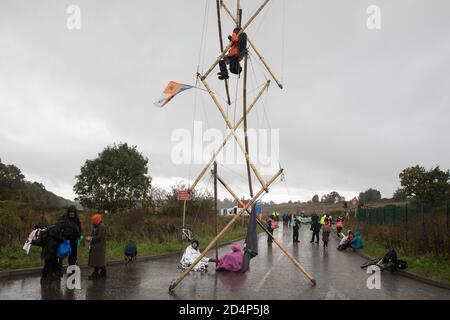 West Hyde, Royaume-Uni. 9 septembre 2020. Les activistes anti-HS2 utilisent un trépied pour bloquer l'une des entrées du site du portail sud du tunnel Chiltern pour la liaison ferroviaire à grande vitesse HS2 pendant toute la journée. L'action de protestation, sur le site à partir duquel HS2 Ltd a l'intention de forer un tunnel de 10 miles à travers les Chilterns, A été conçu pour rappeler au Premier ministre Boris Johnson qu'il s'est engagé à éliminer la déforestation des chaînes d'approvisionnement et à fournir une protection juridique à 30% des terres britanniques pour la biodiversité d'ici 2030 lors du premier Sommet des Nations Unies sur la biodiversité le 30 septembre. Crédit : Mark Kerrison/Alamy Live News Banque D'Images