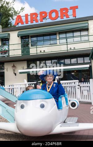 Les SPECTATEURS STUPÉFAITS ont pris un aperçu d'une journée royale comme aucun autre, alors que la Reine célébrait son 93e anniversaire au parc à thème de Drayton Manor. Banque D'Images