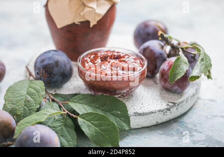 Sauce tkemali géorgienne avec ingrédients sur table rustique. Banque D'Images