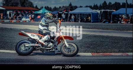 10-05-2020 Ropazi, Lettonie motocycliste à Supermoto, qui roule sur une route asphaltée vide Banque D'Images