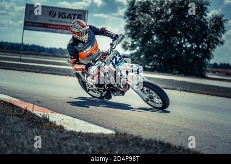 10-05-2020 Ropazi, Lettonie motocycliste à Supermoto, qui roule sur une route asphaltée vide Banque D'Images