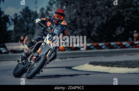 10-05-2020 Ropazi, Lettonie motocycliste à Supermoto, qui roule sur une route asphaltée vide Banque D'Images