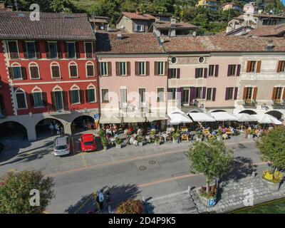 Vue sur le village de Morcote sur le lac de Lugano en Suisse Banque D'Images