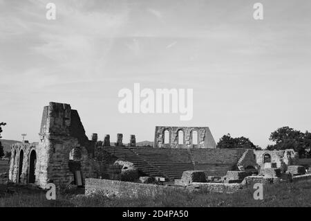 Les ruines d'un ancien amphithéâtre romain dans la campagne ombrienne (Gubbio, Marche, Italie) Banque D'Images