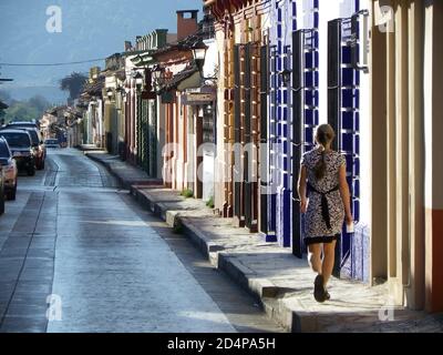 SAN CRISTOBAL DE LAS CASAS, MEXIQUE - 09 janvier 2012: San Cristobal de las Casas, Chiapas / Mexique - 8 2012 janvier: Femme blanche marchant sur le trottoir Banque D'Images
