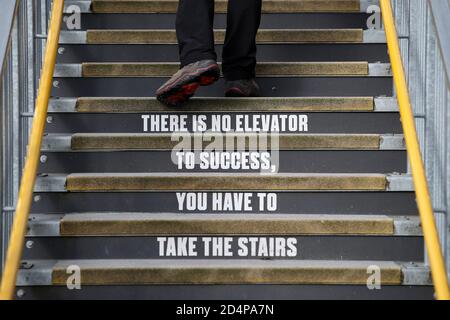 Une vue d'une citation inspirante sur quelques escaliers à l'extérieur du sol avant le match Sky Bet League Two au stade Peninsula, Salford. Banque D'Images