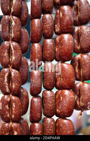 Saucisse turque, bologne. Viande fermentée épicée. Banque D'Images