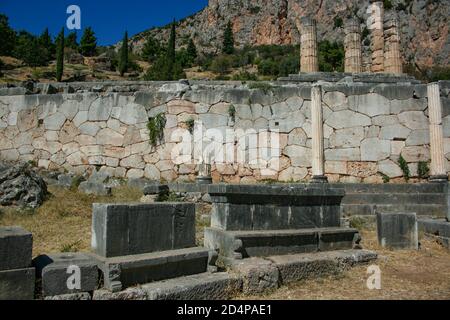 Vue sur le sanctuaire d'Apollon à Delphes. À l'arrière-plan se trouve le Temple d'Apollon et le STOA des Athéniens. Banque D'Images