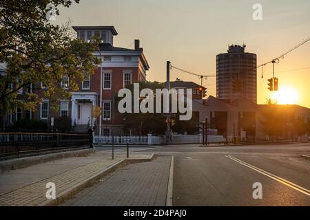 Syracuse, New York, États-Unis. 10 octobre 2020. Lever du soleil près du coin des rues Townsend et Genesee dans le centre-ville de Syracuse, New York Banque D'Images