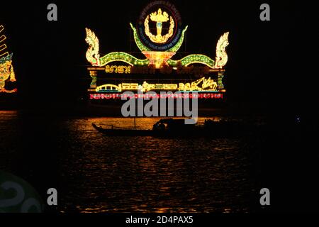 L'inistère des Transports et des travaux publics a décoré la barge flottant sur le Mékong pendant les célébrations du bon um Touk. Banque D'Images
