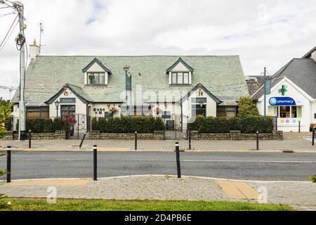 The Dew Drop Inn, maison publique, bar, pub, et Life Pharmacy, dans le village de Kill, comté de Kildare, Irlande Banque D'Images