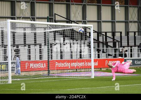 Tranmere Rovers le gardien de but Joe Murphy regarde la balle passer devant lui dans l'arrière du filet comme Richie serviette de Salford City (pas dans l'image) marque ses équipes 1er but. EFL Skybet deuxième match de football, Salford City et Transmere Rovers au Peninsula Stadium de Salford, Greater Manchester, le samedi 10 octobre 2020. Cette image ne peut être utilisée qu'à des fins éditoriales. Utilisation éditoriale uniquement, licence requise pour une utilisation commerciale. Aucune utilisation dans les Paris, les jeux ou les publications d'un seul club/ligue/joueur.pic par Chris Stading/Andrew Orchard sports photographie/Alay Live News Banque D'Images