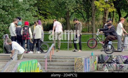 Glasgow, Écosse, Royaume-Uni, 10 octobre, 2020:de nouvelles règles covid ont vu des pubs fermés avec des cafés ouverts alors que les gens erraient dans la ville sous les nouvelles restrictions.Kelvingrove parc skaters Park crédit: Gerard Ferry/Alay Live News Banque D'Images