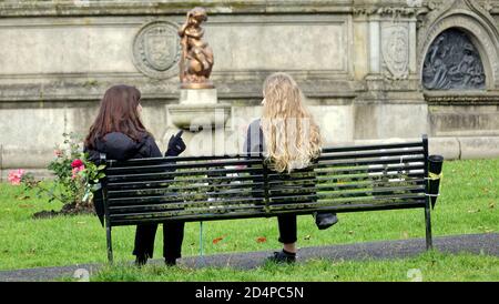 Glasgow, Écosse, Royaume-Uni, 10 octobre, 2020:de nouvelles règles caviques ont vu des pubs fermés avec des cafés ouverts alors que les gens se promenaient dans la ville sous les nouvelles restrictions s.Kelvingrove parc à la fontaine de reids. Crédit : Gerard Ferry/Alay Live News Banque D'Images