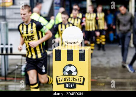 Rijnsburg, pays-Bas. 10 octobre 2020. RIJNSBURG, 10-10-2020, Sportpark Middelmour, Dutch Tweede Divie saison de football 2020/2021 Rijnburgse Boys vs Kozakken Boys. Entrée au terrain et ballon de jeu crédit: Pro Shots/Alamy Live News Banque D'Images