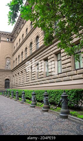 Bâtiment principal de la Saeima - Parlement de la République de Lettonie dans la vieille ville de Riga au coin des rues Jekaba et Klostera, Riga, Lettonie Banque D'Images