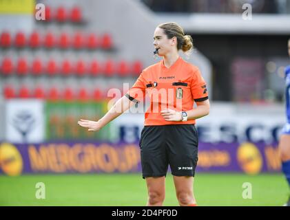 Waregem, Belgique. Arbitre Irmgard Van Meirvenne photographié lors d'un match de football féminin entre Zulte Waregem et les KAA Gent Ladies le quatrième jour de match de la saison 2020 - 2021 de la Super League belge Scooore Womens, samedi 10 octobre 2020 à Waregem, Belgique . 2020 PHOTO SPORTPIX.BE | SPP | DAVID CATRY David Catry | Sportpix.be | SPP Credit: SPP Sport Press photo. /Alamy Live News Banque D'Images