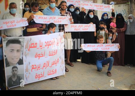 Deir Al Balah, Palestine. 10 octobre 2020. La famille des pêcheurs de Yasser Al-Zaazou tient des banderoles à l'extérieur de leur maison pour organiser une manifestation en demandant la libération de leur fils, qui est détenu par les autorités égyptiennes depuis près de deux semaines, à Deir al Balah, dans la bande de Gaza, le 10 octobre 2020. (Photo de Mahmoud Khatab/INA photo Agency/Sipa USA) crédit: SIPA USA/Alay Live News Banque D'Images