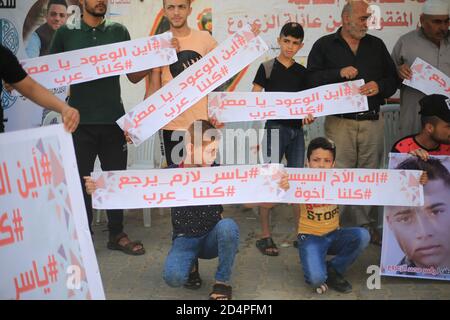 Deir Al Balah, Palestine. 10 octobre 2020. La famille des pêcheurs de Yasser Al-Zaazou tient des banderoles à l'extérieur de leur maison pour organiser une manifestation en demandant la libération de leur fils, qui est détenu par les autorités égyptiennes depuis près de deux semaines, à Deir al Balah, dans la bande de Gaza, le 10 octobre 2020. (Photo de Mahmoud Khatab/INA photo Agency/Sipa USA) crédit: SIPA USA/Alay Live News Banque D'Images