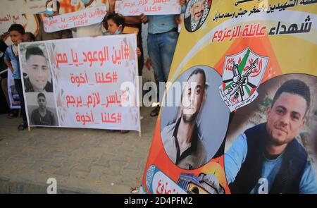 Deir Al Balah, Palestine. 10 octobre 2020. La famille des pêcheurs de Yasser Al-Zaazou tient des banderoles à l'extérieur de leur maison pour organiser une manifestation en demandant la libération de leur fils, qui est détenu par les autorités égyptiennes depuis près de deux semaines, à Deir al Balah, dans la bande de Gaza, le 10 octobre 2020. (Photo de Mahmoud Khatab/INA photo Agency/Sipa USA) crédit: SIPA USA/Alay Live News Banque D'Images