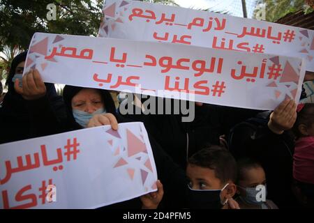Deir Al Balah, Palestine. 10 octobre 2020. La famille des pêcheurs de Yasser Al-Zaazou tient des banderoles à l'extérieur de leur maison pour organiser une manifestation en demandant la libération de leur fils, qui est détenu par les autorités égyptiennes depuis près de deux semaines, à Deir al Balah, dans la bande de Gaza, le 10 octobre 2020. (Photo de Mahmoud Khatab/INA photo Agency/Sipa USA) crédit: SIPA USA/Alay Live News Banque D'Images