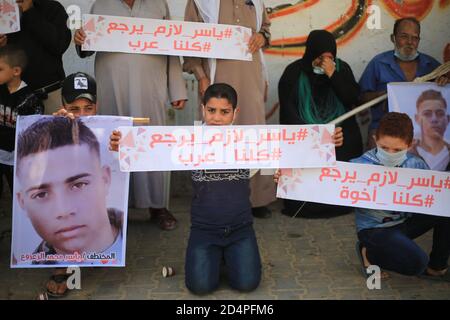 Deir Al Balah, Palestine. 10 octobre 2020. La famille des pêcheurs de Yasser Al-Zaazou tient des banderoles à l'extérieur de leur maison pour organiser une manifestation en demandant la libération de leur fils, qui est détenu par les autorités égyptiennes depuis près de deux semaines, à Deir al Balah, dans la bande de Gaza, le 10 octobre 2020. (Photo de Mahmoud Khatab/INA photo Agency/Sipa USA) crédit: SIPA USA/Alay Live News Banque D'Images