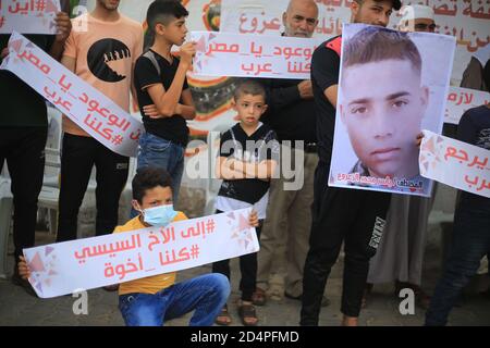 Deir Al Balah, Palestine. 10 octobre 2020. La famille des pêcheurs de Yasser Al-Zaazou tient des banderoles à l'extérieur de leur maison pour organiser une manifestation en demandant la libération de leur fils, qui est détenu par les autorités égyptiennes depuis près de deux semaines, à Deir al Balah, dans la bande de Gaza, le 10 octobre 2020. (Photo de Mahmoud Khatab/INA photo Agency/Sipa USA) crédit: SIPA USA/Alay Live News Banque D'Images