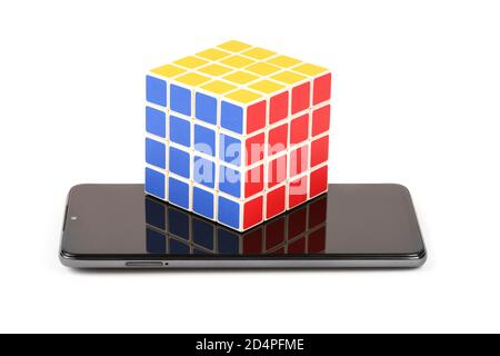 Le cube de Rubik sur smartphone mobile noir. Smartphone avec écran vide. Isolé sur fond blanc. Photo haute résolution. Profondeur de champ complète. Banque D'Images