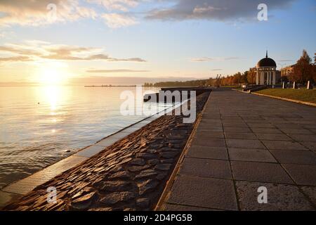 Vue sur le remblai de Petrozavodsk, la capitale de la République de Carélie et le lac Onega, Russie Banque D'Images