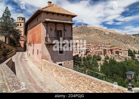 Vue sur Albarracin depuis la rue Santa Maria, Albarracin, Teruel, Espagne. Banque D'Images