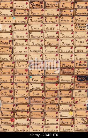 Arrière-plan des plaques nominatives avec des noms italiens. Photos avec différents noms sur des étiquettes en bois. Banque D'Images